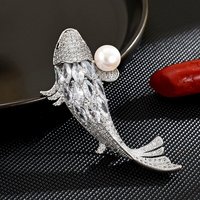 Broche en laiton micro-incrustée de zircon, motif poisson du Nouvel An, avec perle, pour la vente en gros de bijoux fantaisie