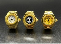Montre à doigt tendance carrée et ronde, boîtier en alliage doré de luxe, cadran coloré vibrant, bracelet élastique, bagues-montres pour couples assortis