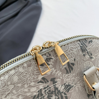 Sac Boston à double fermeture éclair avec logo personnalisé en relief, grande capacité, poignée supérieure, bandoulière, vente en gros directe usine pour femmes