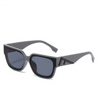 Lunettes de soleil carrées pour femmes, style européen et américain, avec lettre F, UV400 non polarisées, Nouveauté 2026, style rétro pour le street style