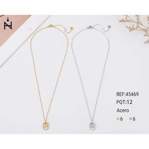 Collier avec pendentif lettre M en diamant 10x15 cm, chaîne en acier doré argenté - Product Image 1