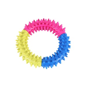 Jouet à mâcher pour chien en forme d'anneau à pointes tricolore 11 cm, jouet durable pour chiot en période de dentition - Product Image 3
