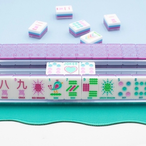 Set di Tessere Mahjong Americano di Alta Qualità Blu Viola con Logo Personalizzato Oh My Fair a 4 Strati con Coriandoli per Tavoli da Gioco e Casinò - Product Image 5