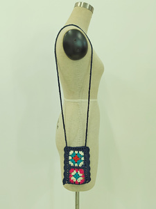 Bolsos cruzados de punto bohemio personalizados del fabricante, bolsa de almacenamiento de estilo étnico de ganchillo de flores de colores hechos a mano OEM ODM - Product Image 5