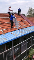Système de montage de panneaux photovoltaïques sur toiture en tuiles pour usage commercial et industriel, rails en aluminium anodisé modulaires, crochets de toiture, disposition flexible des panneaux