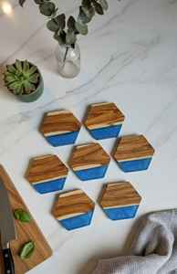 Ensemble de dessous-de-verre en bois et résine naturelle faits à la main, cadeau idéal pour les amis, la famille ou les collègues, ajoutant du charme à la maison ou au bureau - Product Image 3