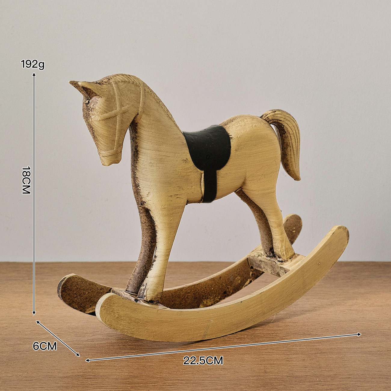 Grand cheval à bascule, jaune clair vieilli avec dos noir.