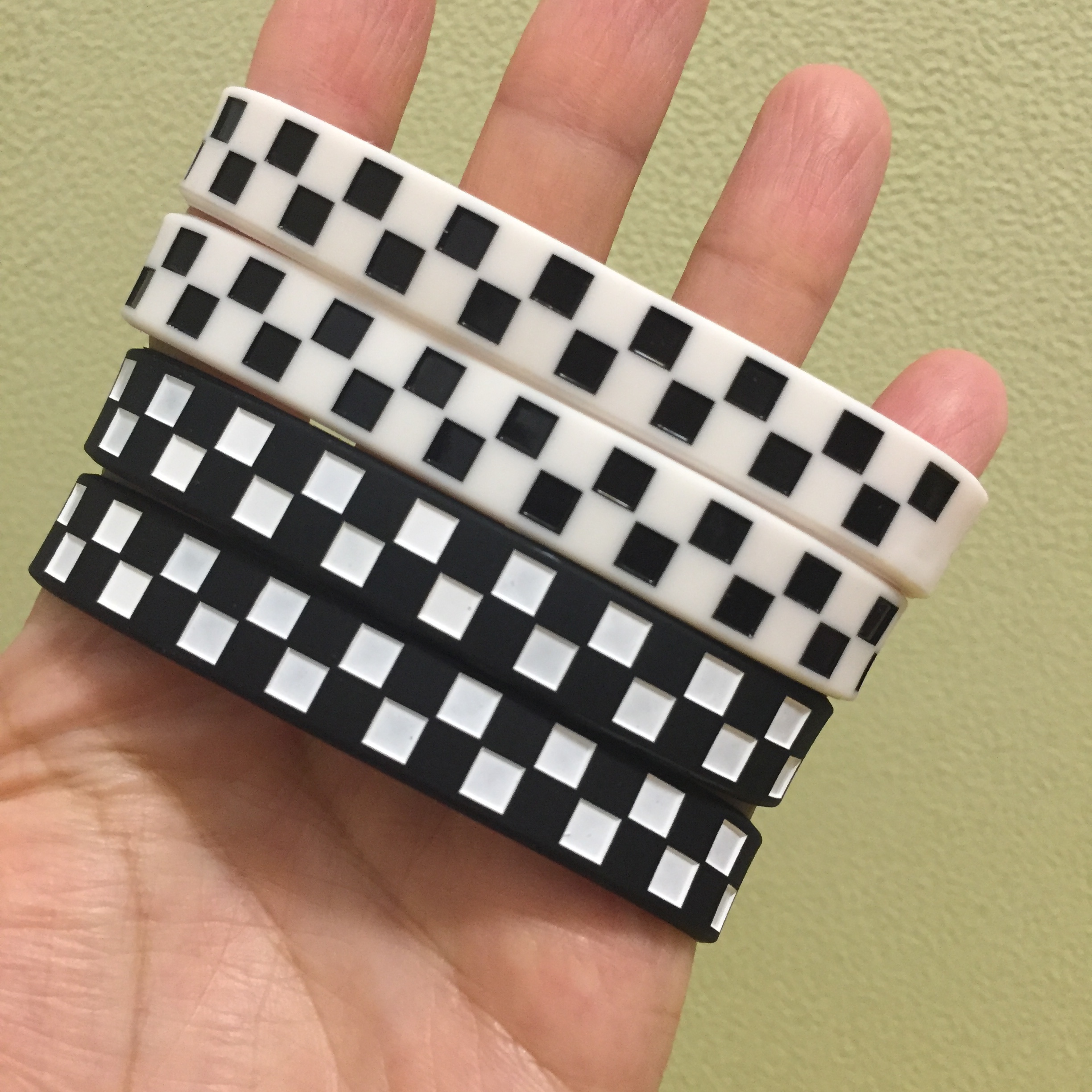 CIYODO 12Pcs Checkered Plaid Silicone Wristbands For Racing Theme Events Party And Favors For Adults