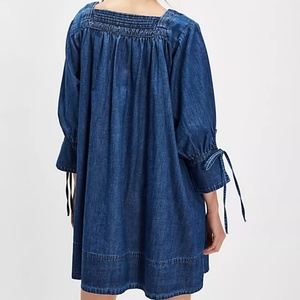 Robe en jean pour femme, simple, délavée clair, avec logo frontal, col en V profond, à lacets, à volants plissés, manches longues, coupe ample, décontractée d'été - Product Image 2