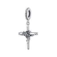 Pendentif religieux en forme de croix plaqué argent avec motif rose, cadeau unisexe