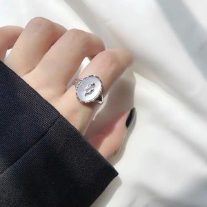 Anillo de Plata de Ley S925 con Forma de Tulipán y Madreperla, Joyería para Uso Diario de Mujer - Product Image 1