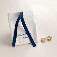 Pochette cadeau personnalisée en ruban gros-grain crème pour bijoux, sac à nœud bleu marine avec logo sérigraphié pour bagues, boucles d'oreilles, colliers - Vente en gros