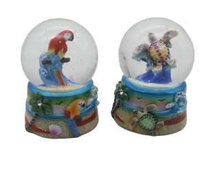 OEM al por mayor resina árbol de Navidad pueblo en miniatura bola de cristal decoración del hogar agua adorno personalizado globo de nieve - Product Image 2