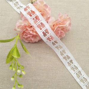ลูกไม้ปักลายผ้าไหมนมสีขาว กว้าง 2 ซม. ละลายน้ำได้ ผลิตจากโพลีเอสเตอร์ สำหรับตกแต่งเสื้อผ้าและของตกแต่งบ้าน - Product Image 6