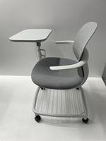 Chaise d'étude blanche pour l'école avec tablette intégrée