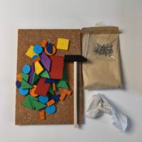 Ensemble créatif DIY en gros dans une boîte en papier, tableau en liège, blocs de bois, marteau, clous métalliques, cadeaux pour enfants