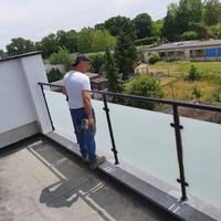 Balustrade extérieure en acier inoxydable au design moderne personnalisé avec panneau de verre résistant à l'eau pour la rénovation de balcons et de villas
