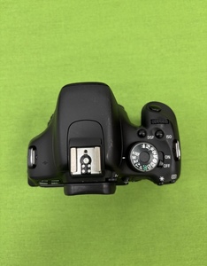 Cámara Canon 600D en buen estado, 95% nueva, para fotografía profesional. - Product Image 1