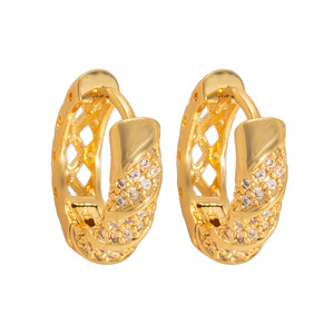 Pendientes de Moda con Zirconia Redonda Engastada en Aleación de Zinc Dorada EKA-204 - Product Image 4