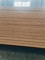 Madera LVL F17 para el mercado australiano, con pegamento fenólico A-Bond, vigas y montantes estructurales LVL para construcción de estructuras.