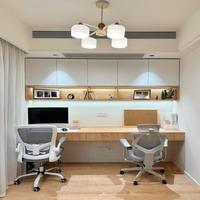 Bibliothèque de bureau double face personnalisée exclusive, zones de travail et de rangement séparées pour un espace d'étude partagé pour deux personnes dans un appartement