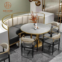 Meubles de restaurant de style industriel, table en ardoise, banquette sur mesure, tables et chaises de restaurant