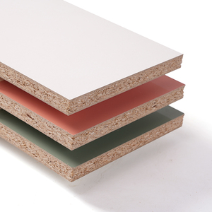 Linyi Factory 4x8 <span class=keywords><strong>Hojas</strong></span> de aglomerado de melamina laminada de <span class=keywords><strong>dos</strong></span> caras 16MM 18mm Flakeboards para puertas de gabinetes de cocina - Product Image 5