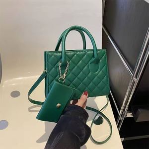 Bolsa femenina grande de lujo personalizada con logotipo en PVC iridiscente holográfico lista para envío con asas de cinta en - Product Image 3