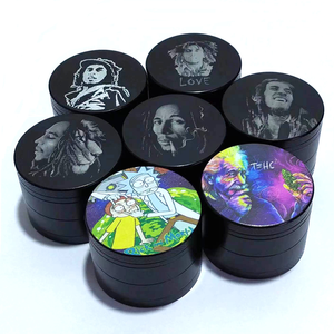 Broyeur à herbes sèches rond en alliage d'aluminium avec motif portrait d'amour, accessoire de fumage de style moderne - Product Image 2