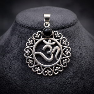 Pendentif Om en Onyx Noir avec Sertissage en Argent Plaqué, Bijoux de Yoga, Style Bohème, pour Femmes, Dieu Hindou - Product Image 1