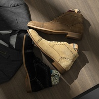 Sepatu Kulit Formal Bisnis Kasual Klasik Desain Mewah dengan Tali. Ini Sepasang Sepatu Kulit yang Sangat Mewah.