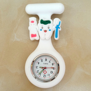 Montre de poche pour infirmière à broche, design attrayant, en silicone, pour usage clinique et professionnel, pour infirmières, médecins et hommes, en promotion - Product Image 2