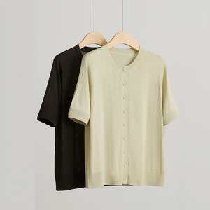 Maglia da <span class=keywords><strong>Donna</strong></span> a Collo Tondo Verde e Nera, Manica Corta <span class=keywords><strong>con</strong></span> <span class=keywords><strong>Bottoni</strong></span>, in Seta di Gelso, T-shirt Lavorata a Maglia per <span class=keywords><strong>Donna</strong></span> - Product Image 6