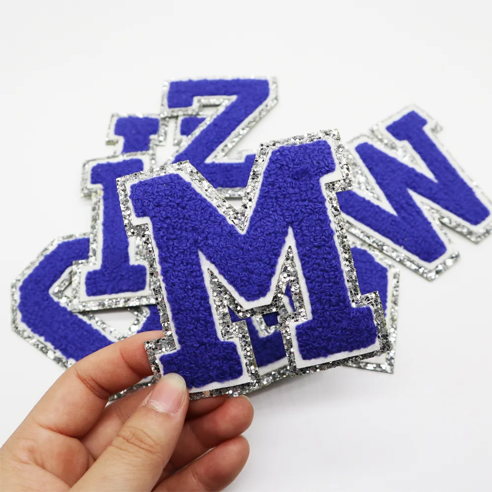 8CM สีฟ้าตัวอักษรภาษาอังกฤษ A-Z เหล็กกาวที่กำหนดเองเหล็กบนแพทช์จดหมายเย็บ Applique เสื้อผ้า Chenille แพทช์