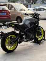 Moto sportive à essence Yamaha MT-09 d'occasion, haute performance, 900 cm³, moteur refroidi par eau, adaptée à la conduite à grande vitesse