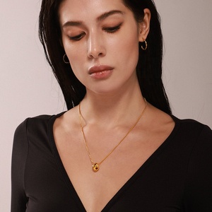 Collar de Acero Inoxidable con Baño de Oro de 18K, Joyería de Moda Resistente al Deslustre, con Zirconia de Color Incrustada y Pequeño Colgante de Grano de Oro para Mujer - Product Image 3