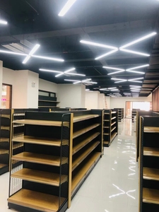رفوف عرض معدنية مخصصة بتصميم خشبي للمتاجر والسوبر ماركت، معدات تخزين وتجهيزات مستودعات - Product Image 2