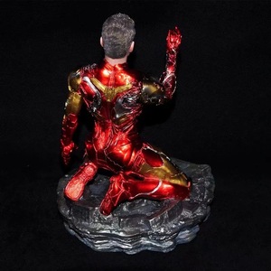 Vendicatori battaglia finale statua GK nuovo <span class=keywords><strong>Iron</strong></span> <span class=keywords><strong>Man</strong></span> inginocchiato MK85 modello di plastica giocattolo in scatola personaggi a mano da congelato - Product Image 4
