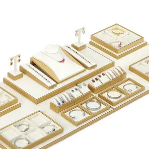 Hochwertige Großhandel Luxus Juwelier Shop Display Requisiten braun PU Leder Schmuck Display Stand für Halskette Ohrringe Display