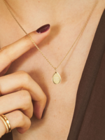 Collier goutte d'eau personnalisé avec initiales gravées et bord perlé, en acier inoxydable 316L plaqué or PVD 18K, étanche et inaltérable