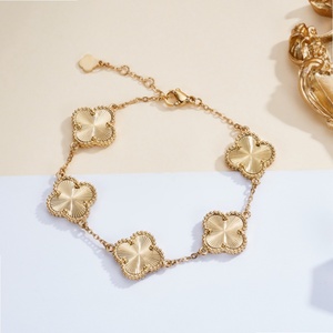 Parure de bijoux trèfle texturé pour femme en acier inoxydable plaqué or 18 carats PVD, style vintage, motif fleur porte-bonheur, collier, bracelet et boucles d'oreilles tendance - Product Image 5