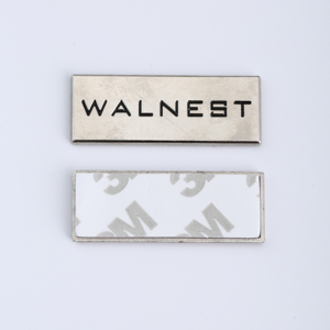 Étiquettes métalliques en alliage de zinc avec logo personnalisé, gravées et polies, pour flacons de parfum, bouteilles de vin, vente en gros, usine OEM ODM - Product Image 4