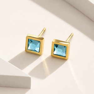 Boucles d'oreilles clous carrées bleues en acier inoxydable plaqué or 14 carats, géométriques et facettées - Product Image 1