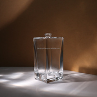 Flacon de parfum en verre transparent haut de gamme, design unique, 30 ml/50 ml, forme rectangulaire, vaporisateur à pompe, marque Qicheng, MOQ