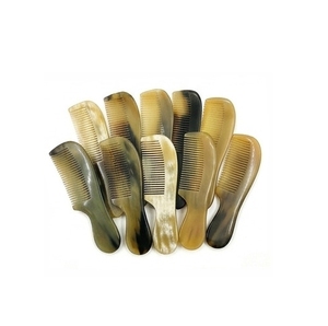 Peine de Cuerno de Búfalo Natural Hecho a Mano para Mujer, Mango Simple y Liso, Personalizable, Antiestático, a Precio Accesible - Product Image 1