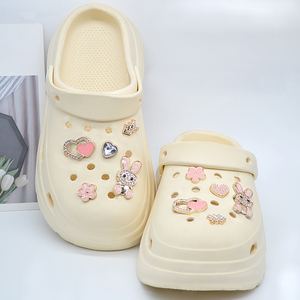 Accessoires de chaussures DIY roses pour sabots de jardin, décorations détachables, motifs lapin, fleur, cœur, pour sandales <span class=keywords><strong>femme</strong></span>, directement de l'usine - Product Image 3