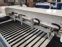 Graveur laser multi-têtes industriel 100W 1300x2500mm pour la fabrication de lettres et de logos en acrylique