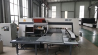 Machine de poinçonnage à tourelle CNC pour la fabrication de métaux, idéale pour la fabrication d'armoires et de boîtiers électriques
