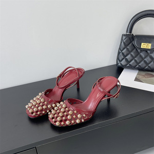 Nouvelle tendance mode printemps 2026 : Sandales slingback à bout carré et rivets métalliques, talons aiguilles français rouges - Product Image 3