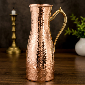 Pichet en cuivre martelé texturé, élégant, à long col, pour l'eau, récipient décoratif de luxe en cuivre texturé, artisanal Tamra - Product Image 1